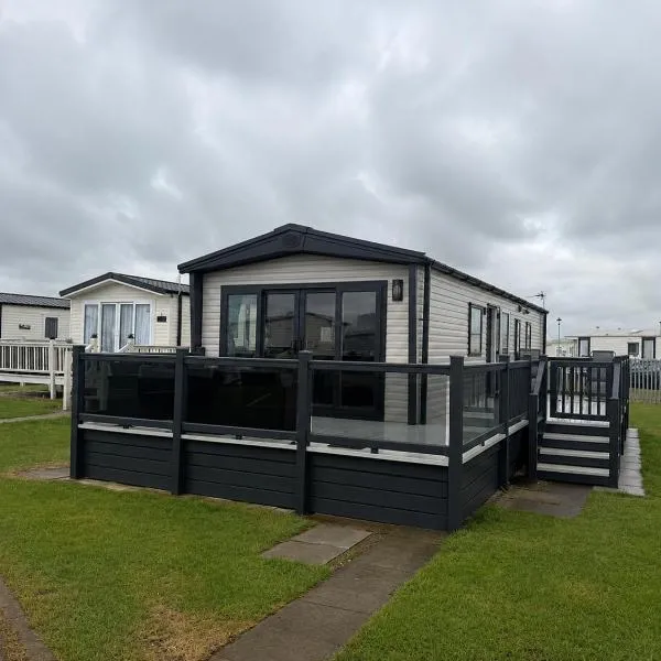 3 Bed - Sleeps 8 - Family & Pet Friendly, hotel in Skegness