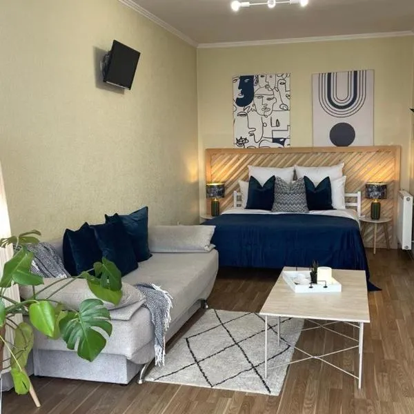 Простора студія з балконом в новобудові, hotel in Chernivtsi