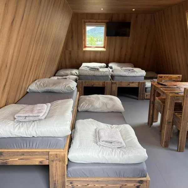Rodinný 6 lůžkový pokoj s výhledem na Jezero Milada Ústí nad Labem, hotel in Ústí nad Labem