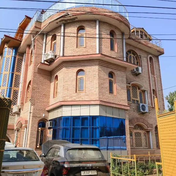 Bashaw Residency Top Rated In Srinagar Only 6 Kms from Srinagar International Airport And Only 5 Kms From Srinagar Railway Station, hotel v mestu Srinagar