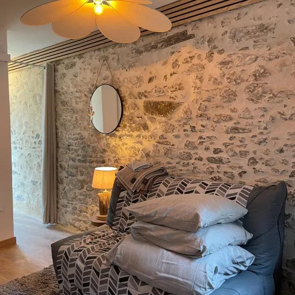 Studio de caractère en pierre, готель у Кутансі
