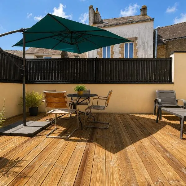 Plein centre Auray - Spacieux duplex T2 avec grande terrasse ensoleillée – hotel w mieście Auray