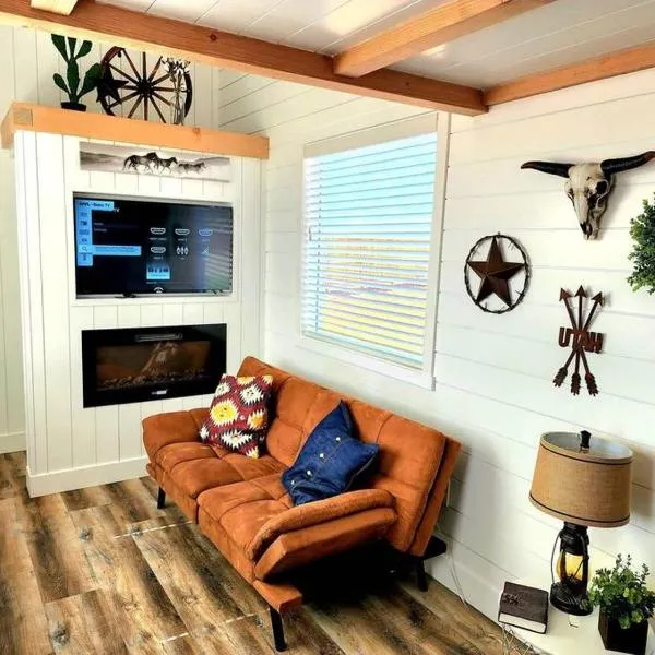 Romantic Tiny home with private deck โรงแรมในApple Valley