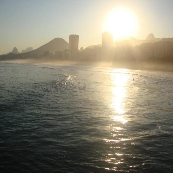 Studio Copacabana com Garagem a 3 Min da Praia para até 4 Pessoas