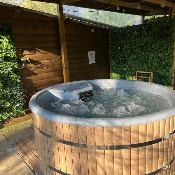 Chalet dans la nature avec spa, hotel em Espins