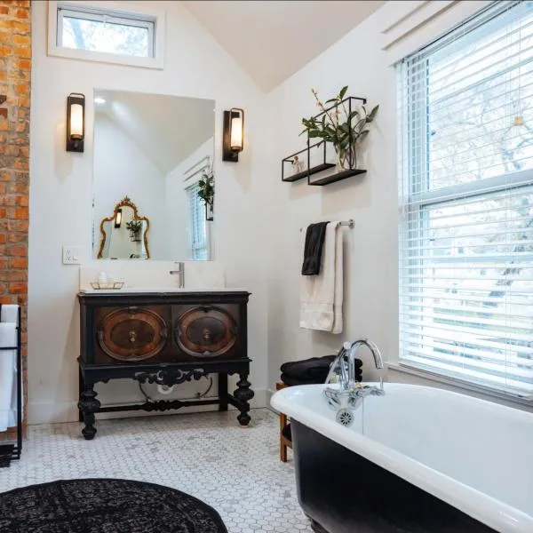 Top Walk score! Prime Westport Midtown Location!, hotel sa Kansas City