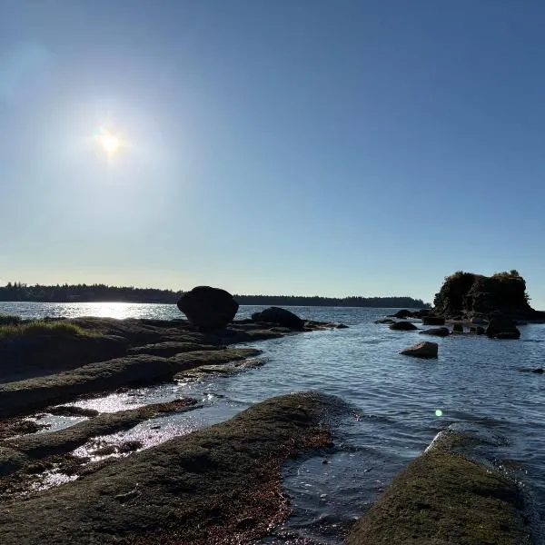 Oceanside Getaway, hotel in Nanoose Bay