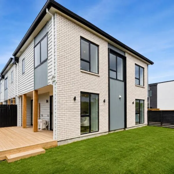 Brand New Elegant 4BR Retreat Home w Backyard, hotel in Auckland