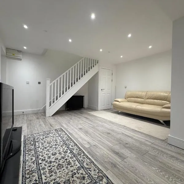Cozy 2-BDR Maisonette, hotel in Wolverhampton