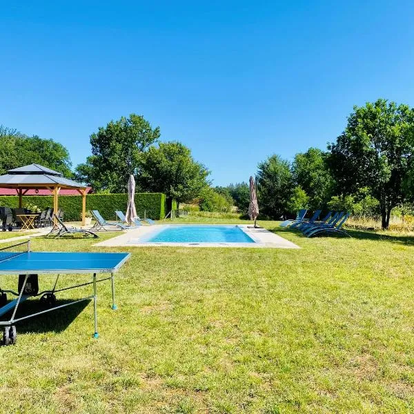Two Holiday Homes with 6 Bedrooms, Air Con & Private Heated 10x4M Salt Water Pool - 40 Mins from Bergerac, готель у місті Capdrot