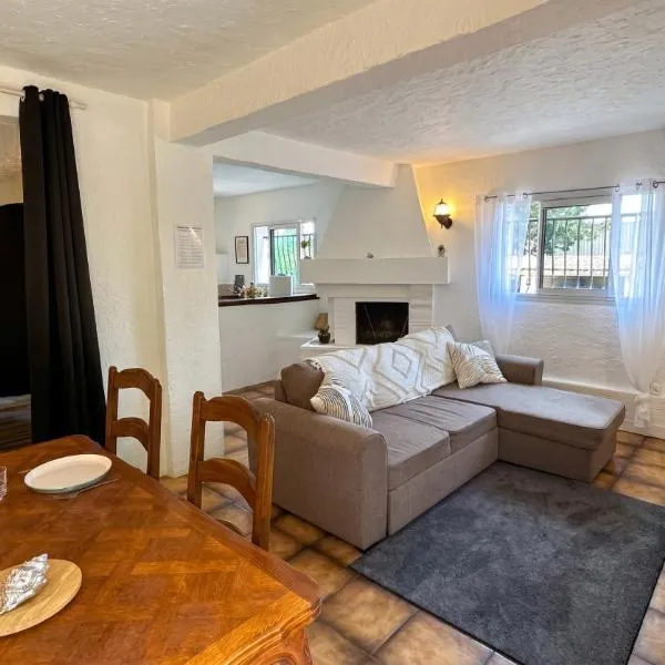Cosy & lumineux, parking privé, mer à 5 min, hotel v destinácii Fréjus