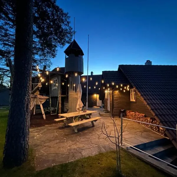 VillaHagavik - sengeplass til 6, spabad, uteplass, nær strand, hotell i Askvikeholmen
