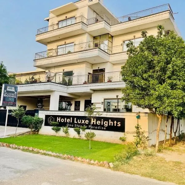 Hotel Luxe Heights Lahore, hotell i Lahore