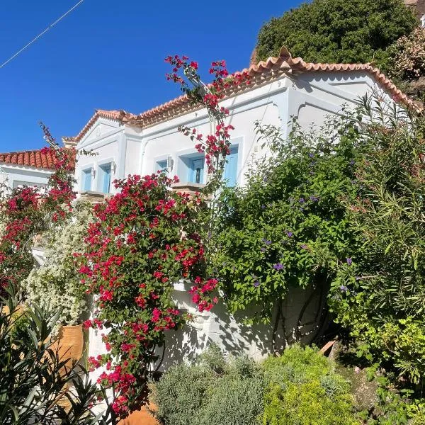 Stunning 1 bed Poros house presented by Lazydaze., hotelli Poroksella