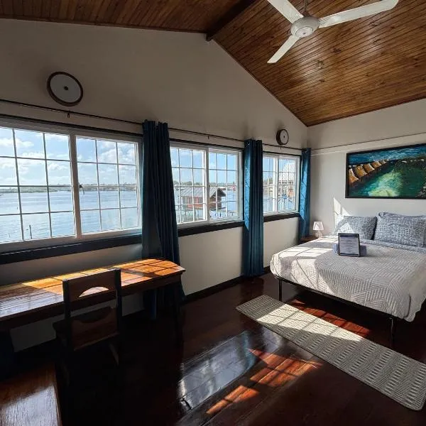 Barrbra BnB Over The Sea, hotel di Bocas Town