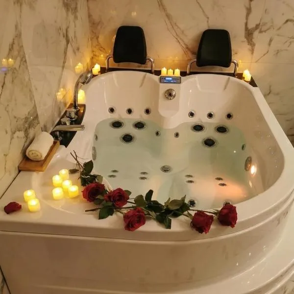 Osada Zawóz domki z balią jacuzzi i sauną nad Jeziorem Solińskim, hótel í Zawóz