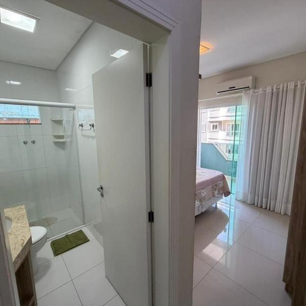 A15 - APARTAMENTO 2 DORMITÓRIOS NO CENTRO DE BOMBINHAS ALUGUEL DE TEMPORADA - Foto 3
