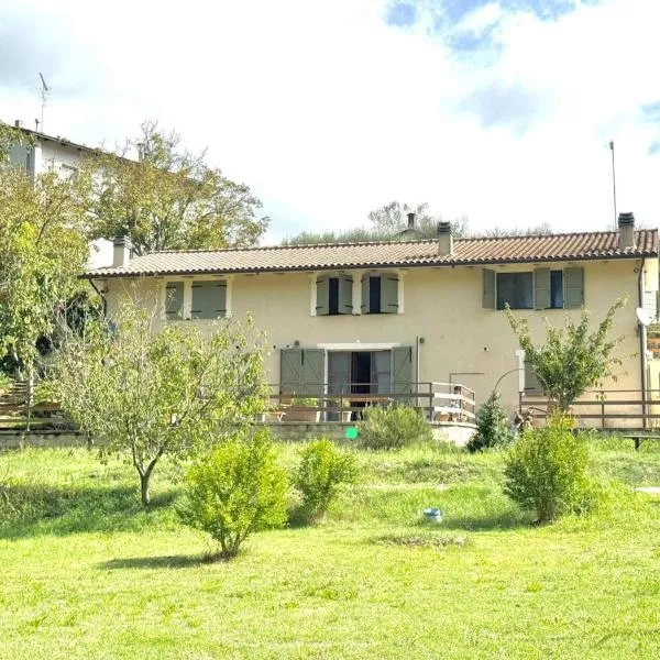 Casa sul fiume con giardino e terrazza, hotel en Pianello
