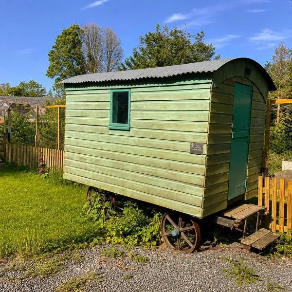 Mabel the Steam Roller Caravan at Rosuick Organic Farm, hótel í Saint Martins Green
