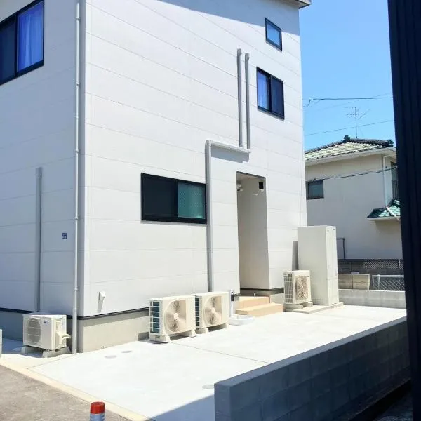 熊本駅徒歩約10分-新築一軒家-最大7名-駐車場あり-プロジェクター完備-グループ家族におすすめ, hotell i Kumamoto