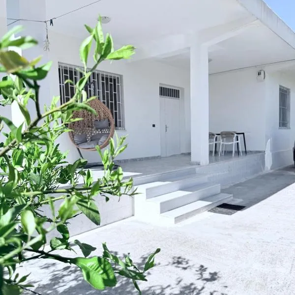 Villa Dora Vlore - Spacious Villa 3 Bedrooms 3 Baths, Private Parking, Beach 10 min, hotel en Vlorë