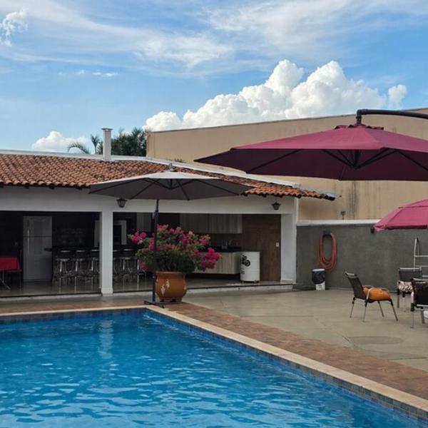 Aconchegante c Piscina, Churrasqueira 3QTS e Wifi