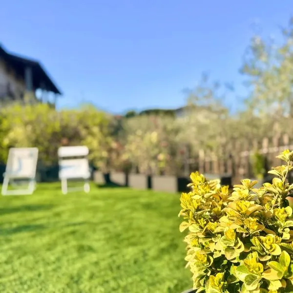 Golden Lake View HOME with Private Garden and Free Parking, hotel in Soiano del Lago