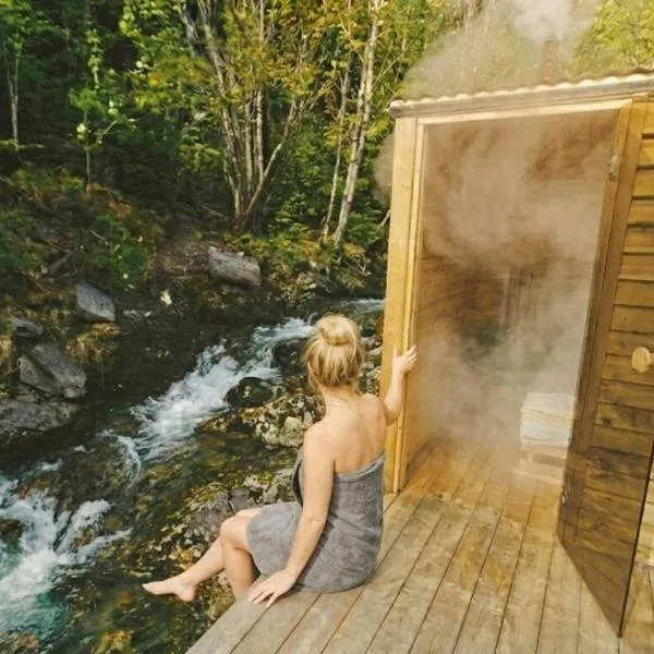 Retreat by the Falls & Riverside Sauna, hotel u gradu 'Sel'