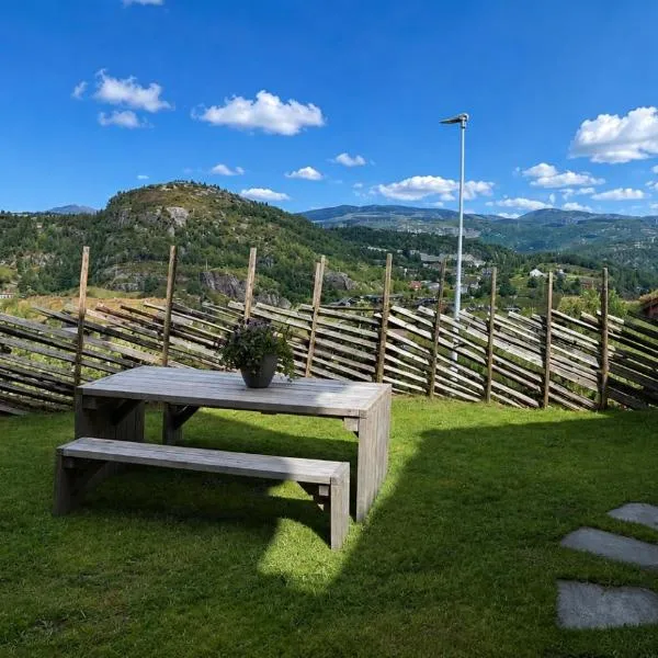 Holiday apartment close to Kjeragbolten, hotel en Tjørhom