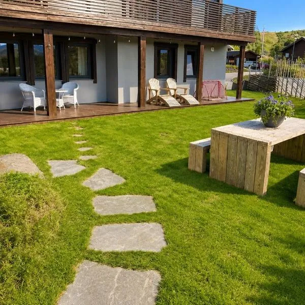 Holiday apartment close to Kjeragbolten, hotel en Tjørhom