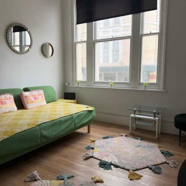 Western Apartment 3 bedroom on suite, hotel in Hollington