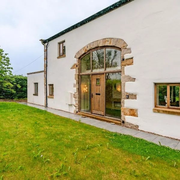 Spacious 3BR House in Blackburn, Garden, Free WiFi & 4-Car Parking: Blackburn şehrinde bir otel