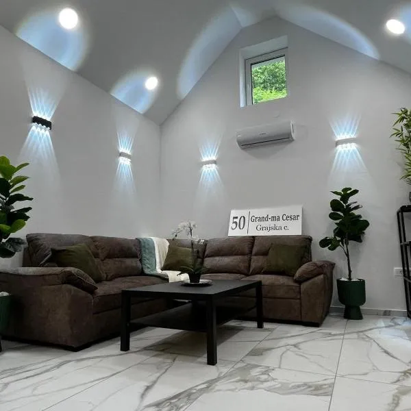 Grand Cesar Holiday Home Bled with Sauna & Parking, hotel na Bledu