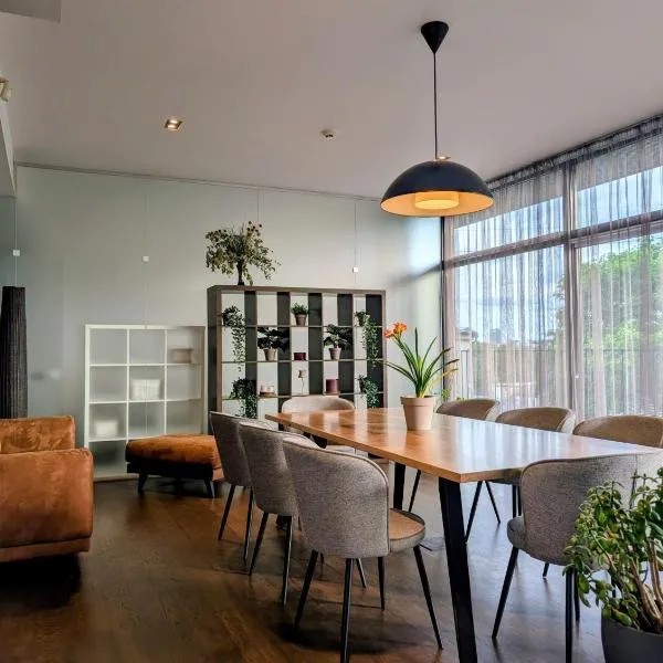 Spacious 165 m2 4 bedroom Flat and Roof Terrace in the Heart of Riga, hotel en Riga