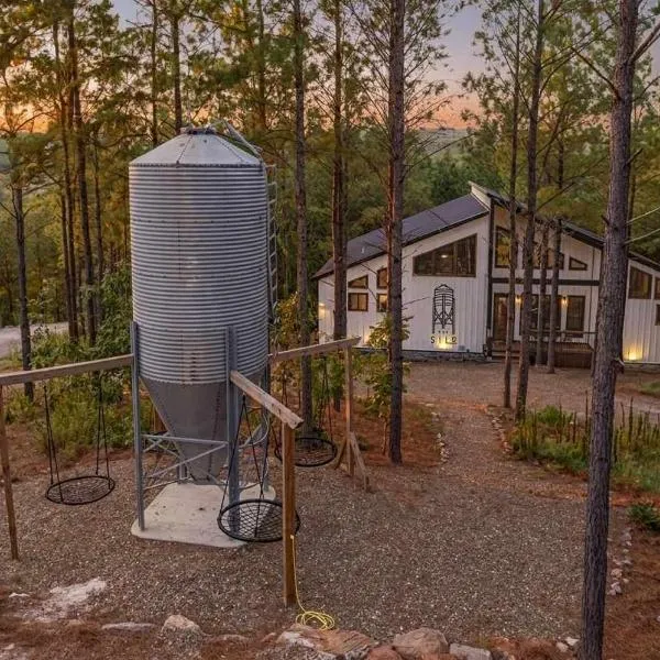 New Cabin w Hot Tub + Views Sleeps 12, מלון בברוקן בו