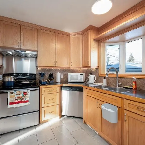 FREE BANFF PARK PASS Downtown south Executive family House 4Bed rooms 4Queen Bed Two living Room 2 TV، فندق في كالغاري