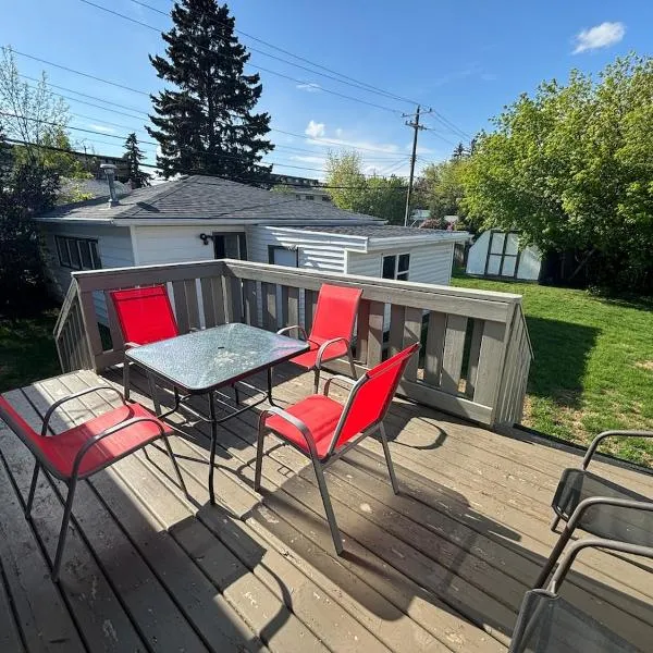 FREE BANFF PARK PASS! near Downtown Executive family House 4Bed rooms 4Queen Bed Two living Room 2 TV, готель у Калгарі