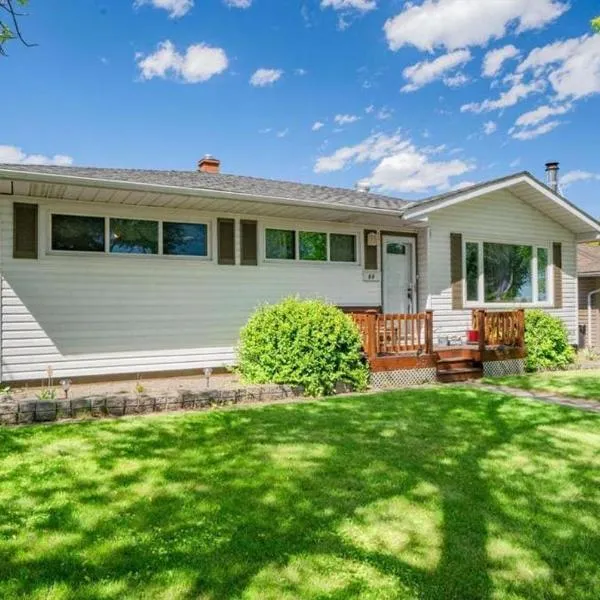 Executive family Relax House New AC 4Bed rooms 4Queen Beds plus Kids play rooms Large Deck Private Backyard 19 minutes YYC 5 minutes Chinook Mall Walk to C Train Free Banff Park โรงแรมในคาลการี