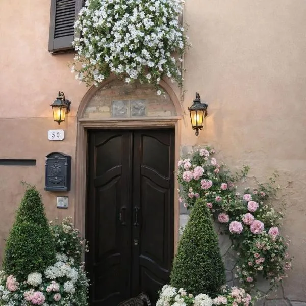 Holiday House Antica Dimora Soggiorni in langa centro storico La Morra, hotel v destinaci La Morra