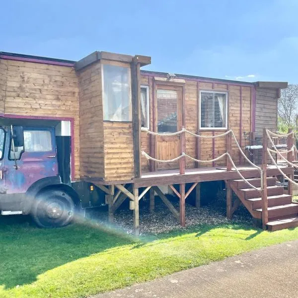 Luxury converted Bedford TK Horsebox, hotel sa Paulerspury