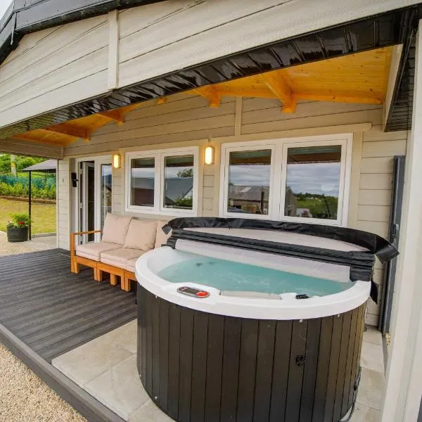 Rae's Cabin, Log Cabin with Hot Tub & Covered Deck, Carrigart, hotel din Carrigart
