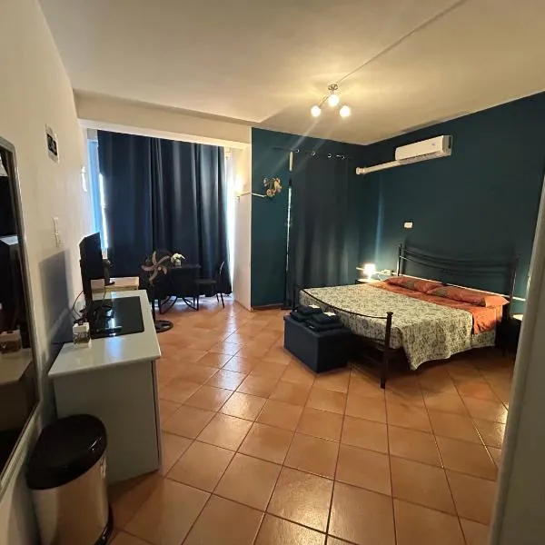 Posto letto in una camera condivisa، فندق في Busto Garolfo