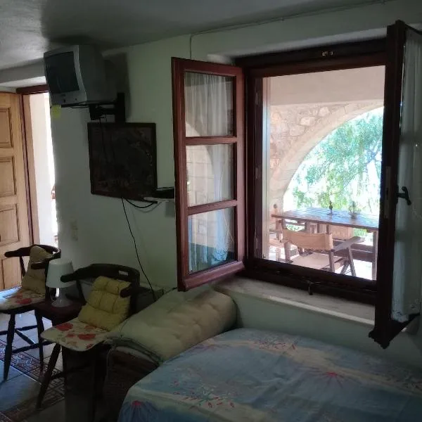 Byron's Studios Pori Beach Monemvasia، فندق في مونيمفاسيا