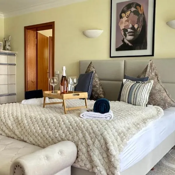 NEUE Sonnige Villa Ferienwohnung, EIGENER WHIRLPOOL, NUR 10 min ZU Fuß VON LEGOLAND entfernt,80 m2 stillvolle Ferienwohnung NR 7 , wunderschöner Garten mit Terrasse, für den ersten Frühstück gefüllter Kühlschrank,My Luxury Apartments，克勒孔茲的飯店