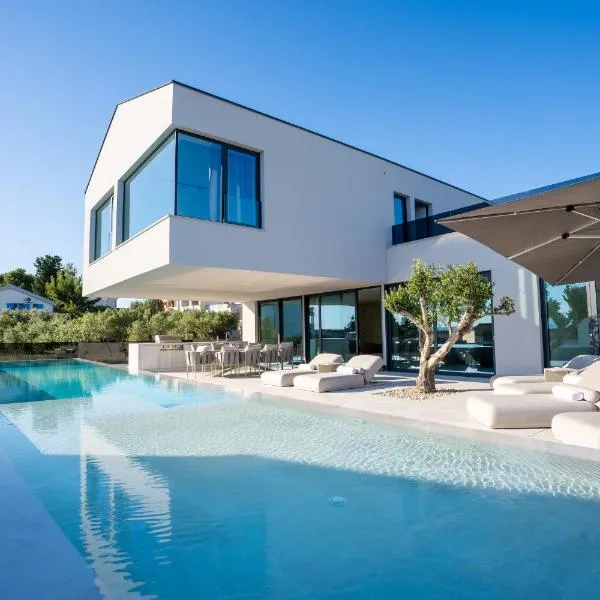 Villa FUX Eternity 3 Luxury Private Pool & Sea View, hotel en Ždrelac