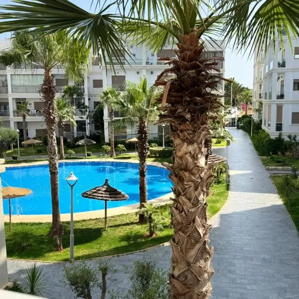 Bel appartement à Bouznika Résidence avec piscine à 5 min de la plage: Bouznika şehrinde bir otel