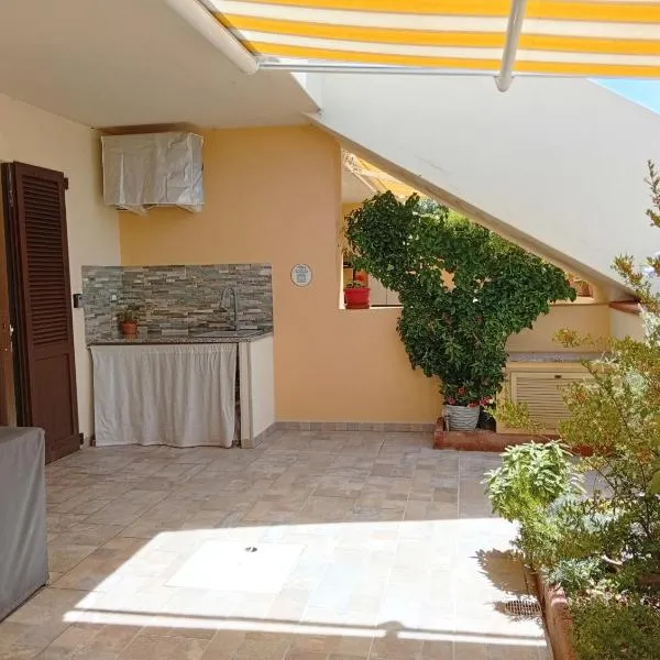 Appartamento Salvia, veranda e giardino a 75 m dal mare, hotel di Castelsardo