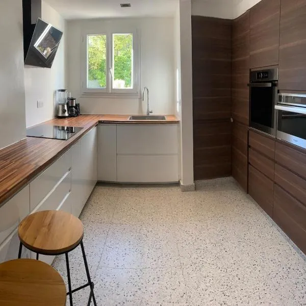 Comfortable 2 bedroom apartment perfect for 4 people โรงแรมในอองทีบส์