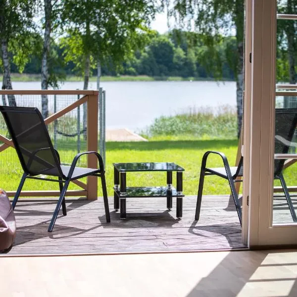 Private lakeside holiday house with fireplace, sauna, hot tub - Ezernams Dzintars, hotell i Valdemārpils