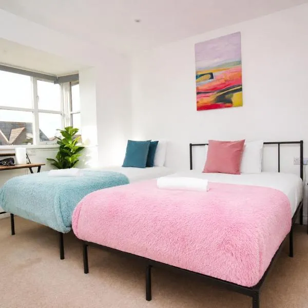 Four bed detached, off-street parking in Monkston, hotelli kohteessa Woolstone